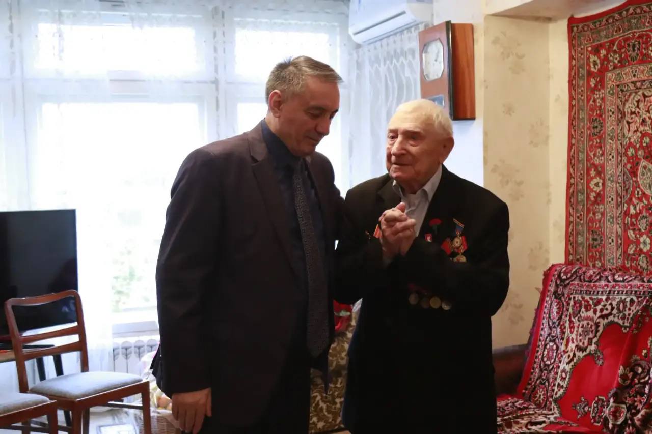 В День Героев Отечества вице-премьер Абдурахман Махмудов навестил и поздравил участника Великой Отечественной войны Юрия Антоновича Петрухина В День Героев Отечества вице-премьер Абдурахман Махмудов навестил и поздравил участника Великой Отечественной войны Юрия Антоновича Петрухина