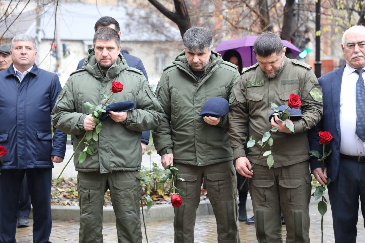 Абдулмуслим Абдулмуслимов возложил цветы к памятнику Героя России Магомеда Нурбагандова Абдулмуслим Абдулмуслимов возложил цветы к памятнику Героя России Магомеда Нурбагандова