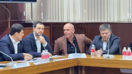 В Махачкале владелец ресторана «Гамбит» Арсен Гаджиев демонтирует незаконную конструкцию на проспекте Гамзатова после разговора с представителями городских властей