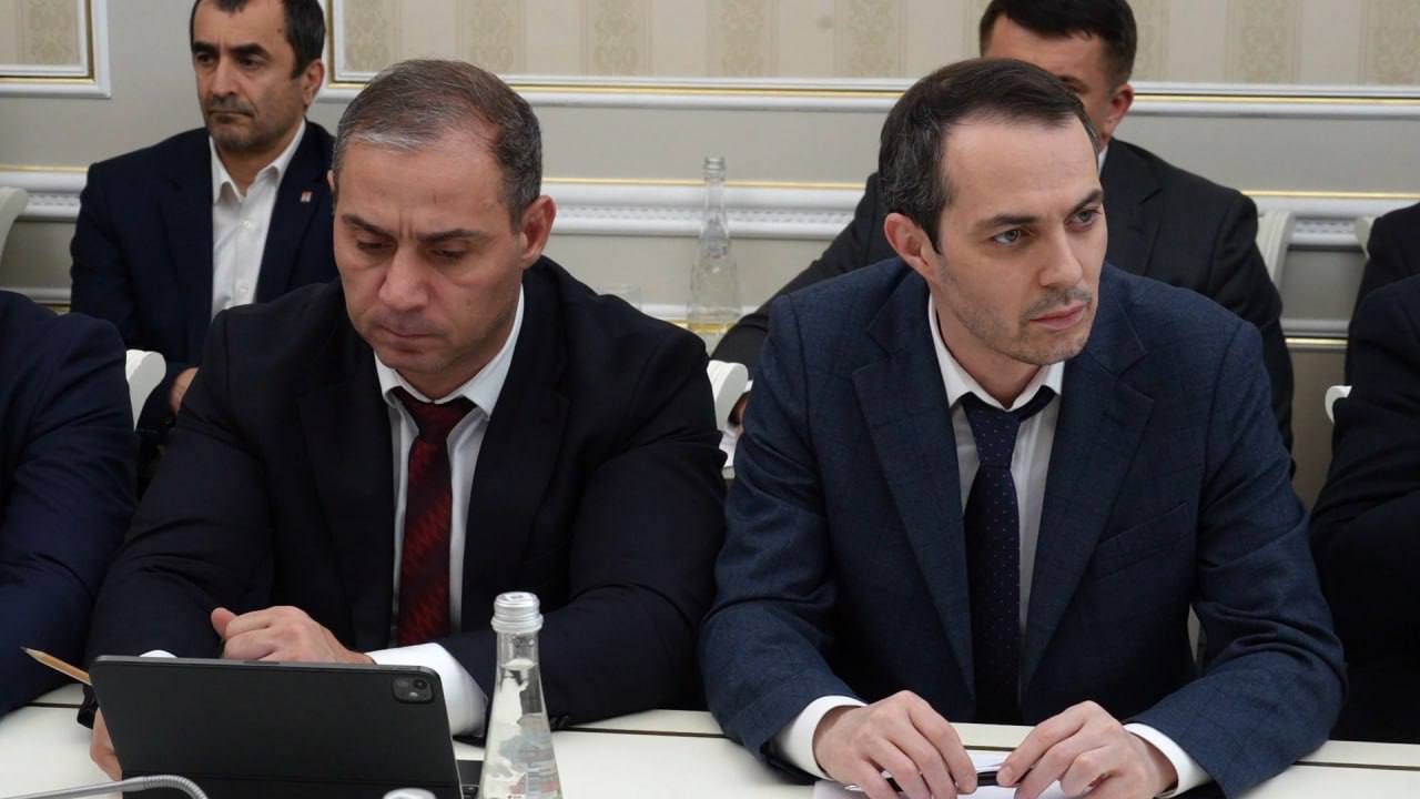 Сегодня под руководством главы города Махачкалы Джамбулата Салавова состоялось еженедельное аппаратное совещание Сегодня под руководством главы города Махачкалы Джамбулата Салавова состоялось еженедельное аппаратное совещание