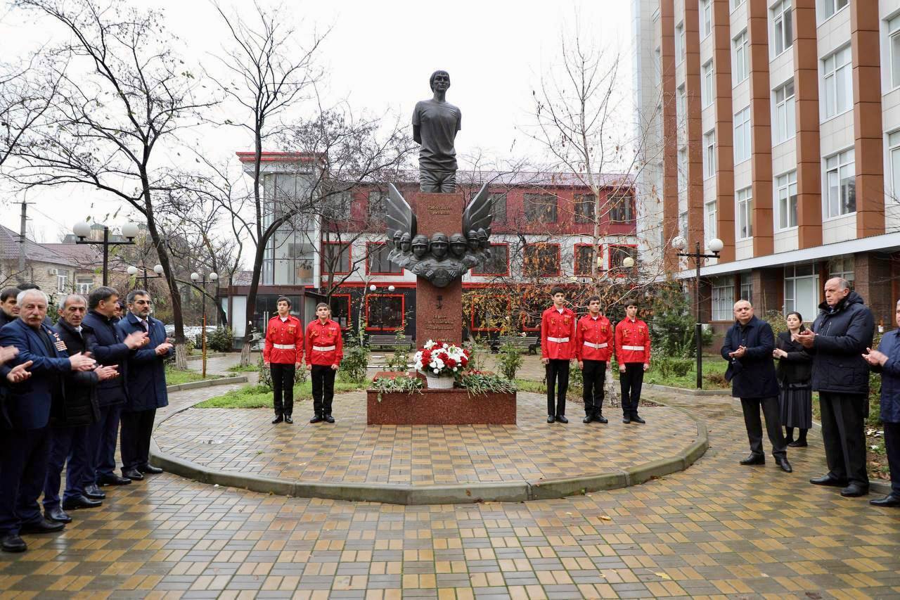 Джамбулат Салавов почтил память Магомеда Нурбагандова Джамбулат Салавов почтил память Магомеда Нурбагандова