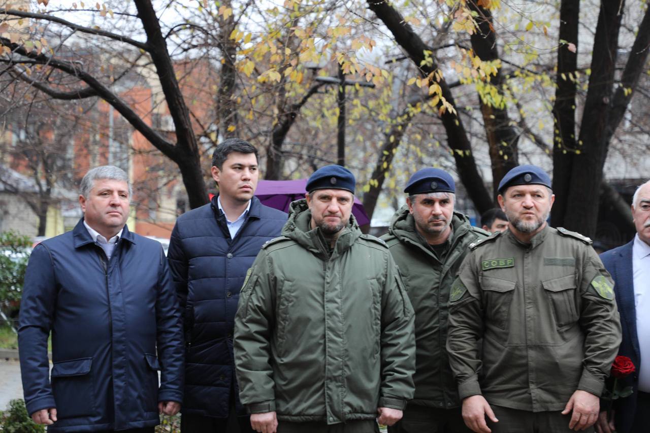 Дорогие земляки! Поздравляю вас с Днём Героев Отечества! Дорогие земляки! Поздравляю вас с Днём Героев Отечества!