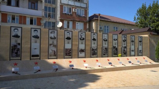 Ханлар Пашабеков: Дорогие жители Дербента!. Поздравляю вас с Днём Героев Отечества — днём, когда мы отдаём должное людям, проявившим мужество и преданность своей стране