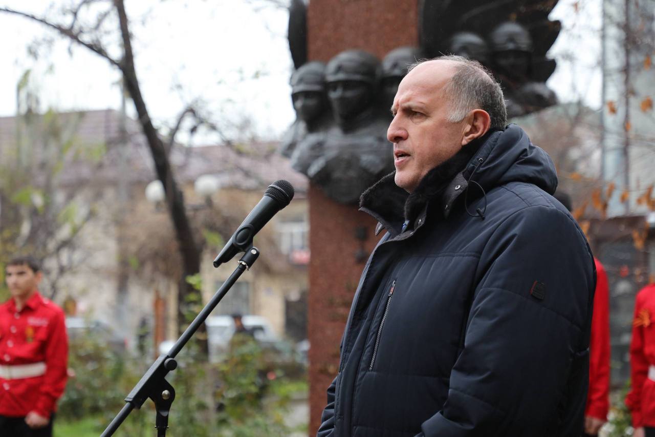 Абдулмуслим Абдулмуслимов:«Дагестанцы - в числе первых героев на всех полях сражения» Абдулмуслим Абдулмуслимов:«Дагестанцы - в числе первых героев на всех полях сражения»