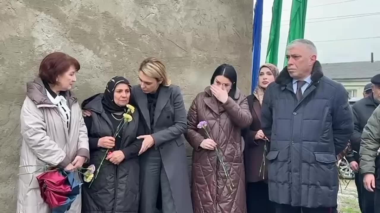 Эмилия Шахабутиновна: В День Героев Отечества в Махачкале мы одновременно открыли мемориальные плиты четырём нашим героям, погибшим в ходе специальной военной операции