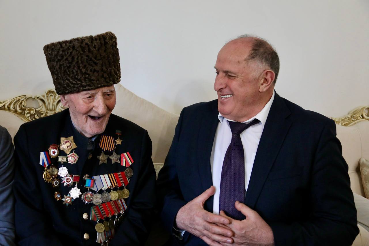 Абдулмуслим Абдулмуслимов поздравил дагестанцев с Днём Героев Отечества Абдулмуслим Абдулмуслимов поздравил дагестанцев с Днём Героев Отечества