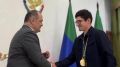 Сергей Меликов наградил чемпионов XX Сурдлимпийских игр Мадину Сатушиеву и Шамиля Исакова
