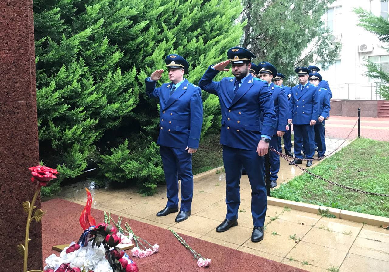 Сегодня, 9 декабря 2025 года, в честь Дня Героев Отечества, в прокуратуре Республики Дагестан состоялась церемония возложения цветов к мемориалам ветеранам Великой Отечественной, войны, работникам прокуратуры Республики... Сегодня, 9 декабря 2025 года, в честь Дня Героев Отечества, в прокуратуре Республики Дагестан состоялась церемония возложения цветов к мемориалам ветеранам Великой Отечественной, войны, работникам прокуратуры Республики...