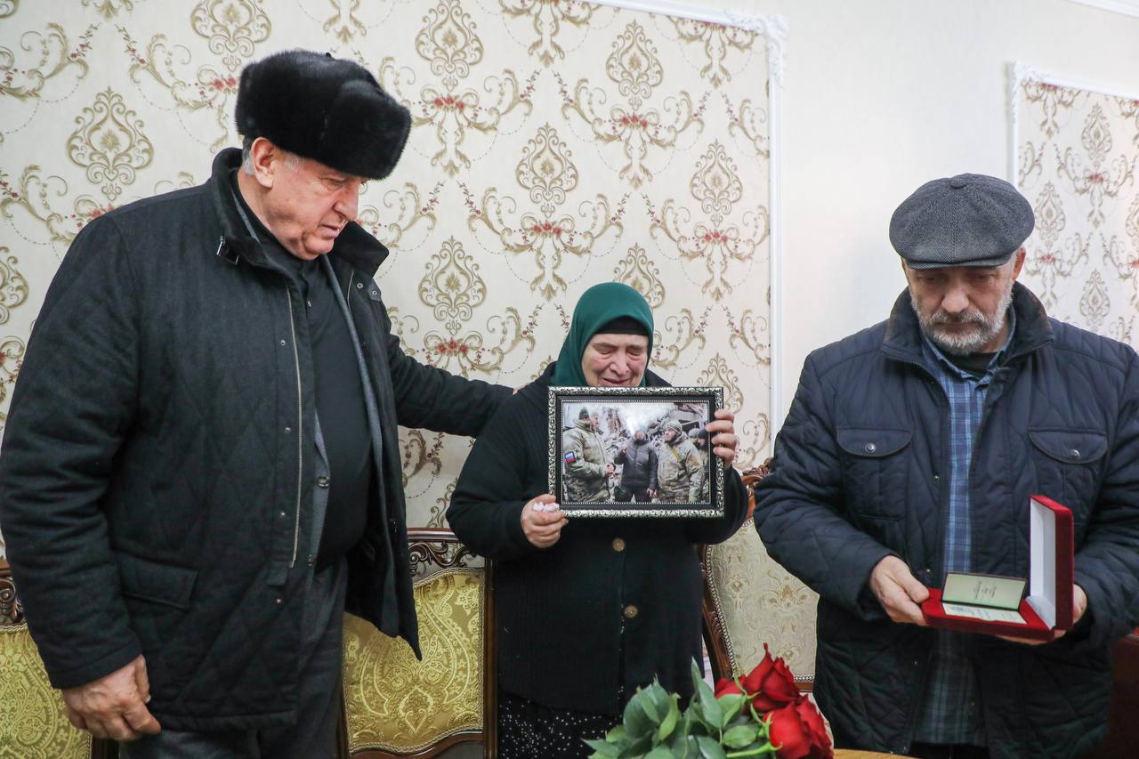 Абдулмуслим Абдулмуслимов поздравил дагестанцев с Днём Героев Отечества Абдулмуслим Абдулмуслимов поздравил дагестанцев с Днём Героев Отечества