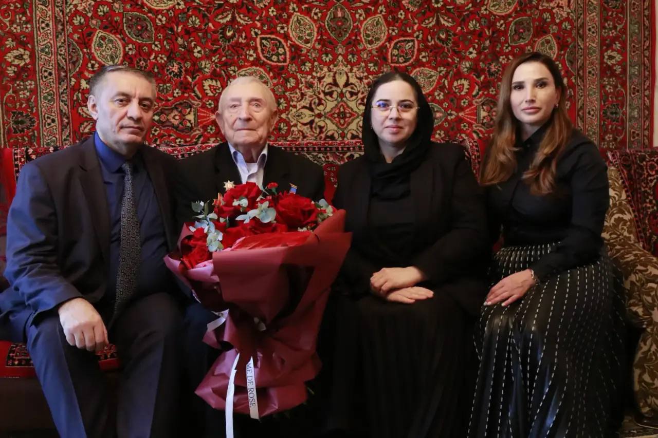 В День Героев Отечества вице-премьер Абдурахман Махмудов навестил и поздравил участника Великой Отечественной войны Юрия Антоновича Петрухина