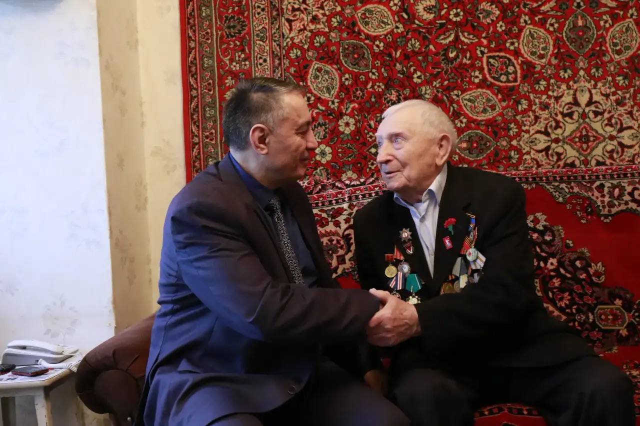 В День Героев Отечества вице-премьер Абдурахман Махмудов навестил и поздравил участника Великой Отечественной войны Юрия Антоновича Петрухина В День Героев Отечества вице-премьер Абдурахман Махмудов навестил и поздравил участника Великой Отечественной войны Юрия Антоновича Петрухина
