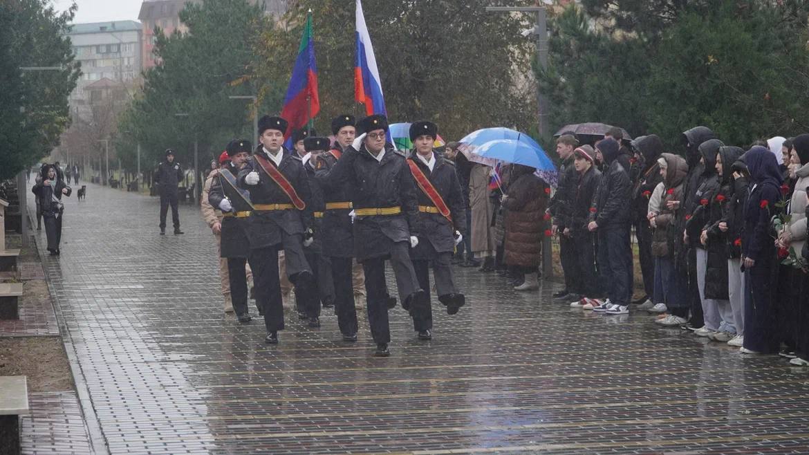 Муслим Телякавов принял участие в памятных мероприятиях ко Дню Героев Отечества в Каспийске Муслим Телякавов принял участие в памятных мероприятиях ко Дню Героев Отечества в Каспийске