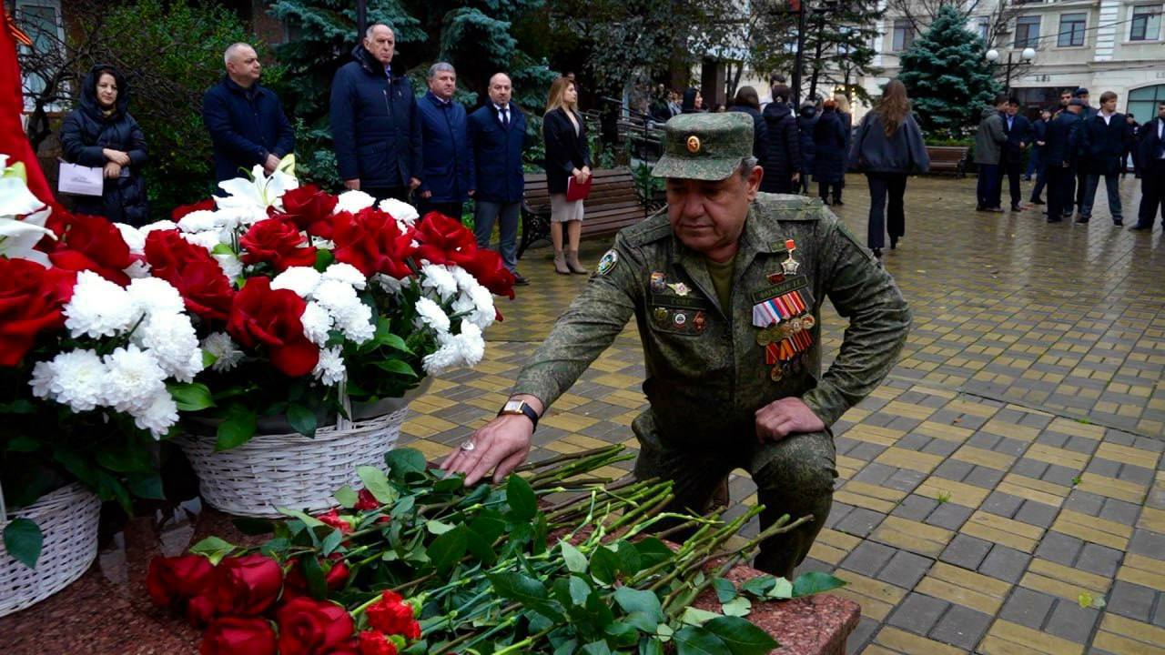 Джамбулат Салавов почтил память Магомеда Нурбагандова Джамбулат Салавов почтил память Магомеда Нурбагандова