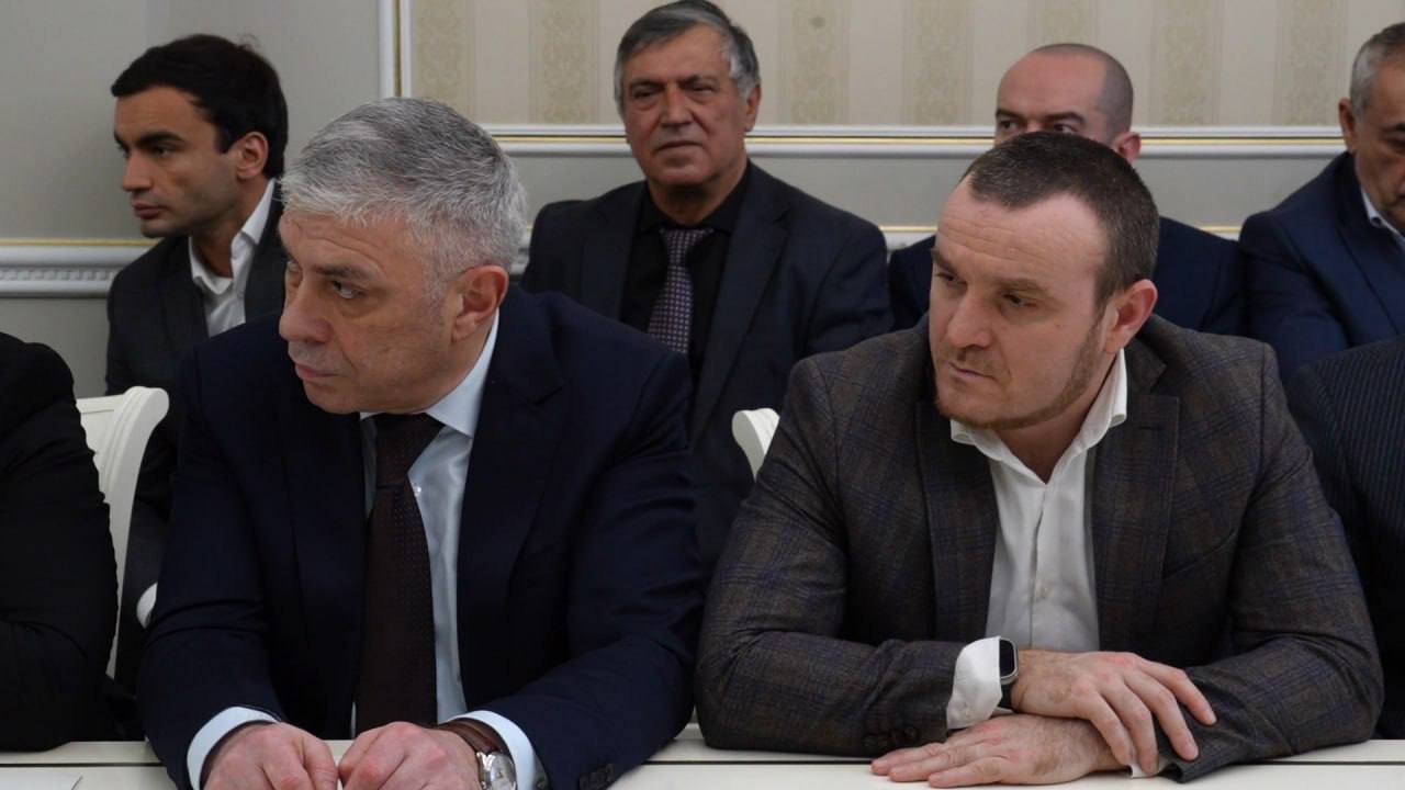 Сегодня под руководством главы города Махачкалы Джамбулата Салавова состоялось еженедельное аппаратное совещание Сегодня под руководством главы города Махачкалы Джамбулата Салавова состоялось еженедельное аппаратное совещание