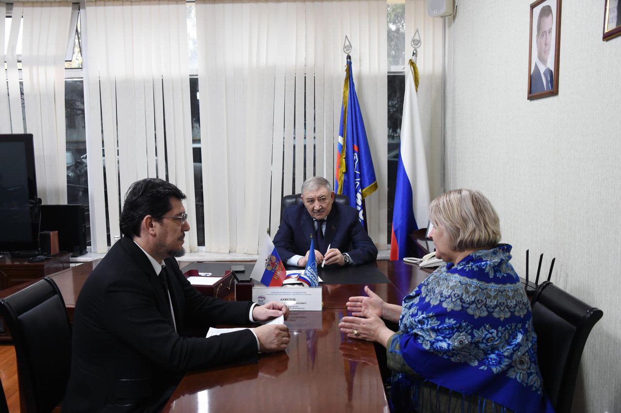 В рамках декады приемов граждан очередной прием жителей республики провел вице-спикер республиканского парламента, первый заместитель Секретаря Регионального отделения партии «Единая Россия» Сайгидахмед Ахмедов В рамках декады приемов граждан очередной прием жителей республики провел вице-спикер республиканского парламента, первый заместитель Секретаря Регионального отделения партии «Единая Россия» Сайгидахмед Ахмедов