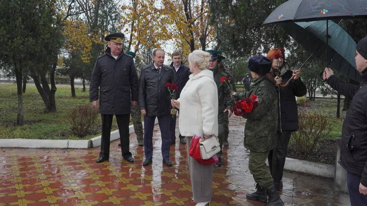 Муслим Телякавов принял участие в памятных мероприятиях ко Дню Героев Отечества в Каспийске Муслим Телякавов принял участие в памятных мероприятиях ко Дню Героев Отечества в Каспийске