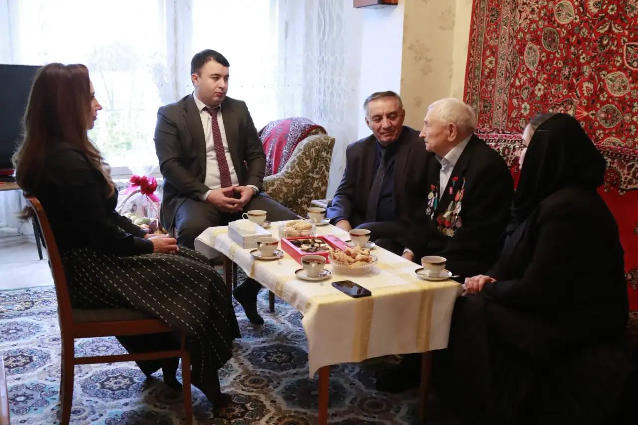 В День Героев Отечества вице-премьер Абдурахман Махмудов навестил и поздравил участника Великой Отечественной войны Юрия Антоновича Петрухина В День Героев Отечества вице-премьер Абдурахман Махмудов навестил и поздравил участника Великой Отечественной войны Юрия Антоновича Петрухина