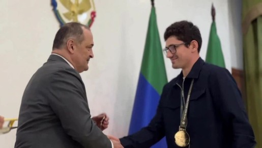 Сергей Меликов наградил чемпионов XX Сурдлимпийских игр Мадину Сатушиеву и Шамиля Исакова