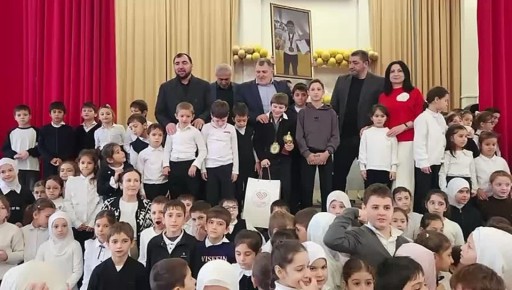 В махачкалинской школе №49 чествовали ученика второго класса Алибека Дибирова, который на недавнем республиканском турнире по рукопашному бою завоевал золотую медаль