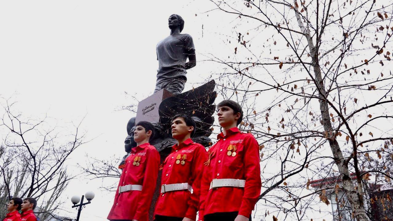 Джамбулат Салавов почтил память Магомеда Нурбагандова Джамбулат Салавов почтил память Магомеда Нурбагандова