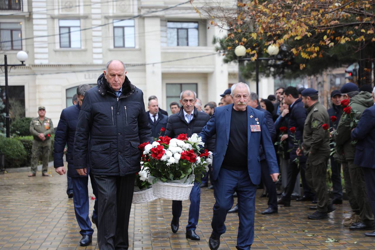 Абдулмуслим Абдулмуслимов возложил цветы к памятнику Героя России Магомеда Нурбагандова Абдулмуслим Абдулмуслимов возложил цветы к памятнику Героя России Магомеда Нурбагандова