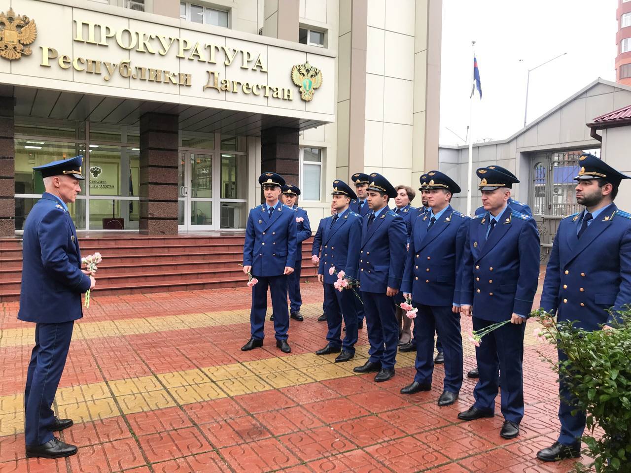 Сегодня, 9 декабря 2025 года, в честь Дня Героев Отечества, в прокуратуре Республики Дагестан состоялась церемония возложения цветов к мемориалам ветеранам Великой Отечественной, войны, работникам прокуратуры Республики...