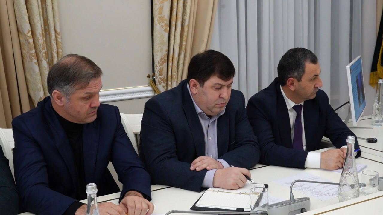 Сегодня под руководством главы города Махачкалы Джамбулата Салавова состоялось еженедельное аппаратное совещание Сегодня под руководством главы города Махачкалы Джамбулата Салавова состоялось еженедельное аппаратное совещание