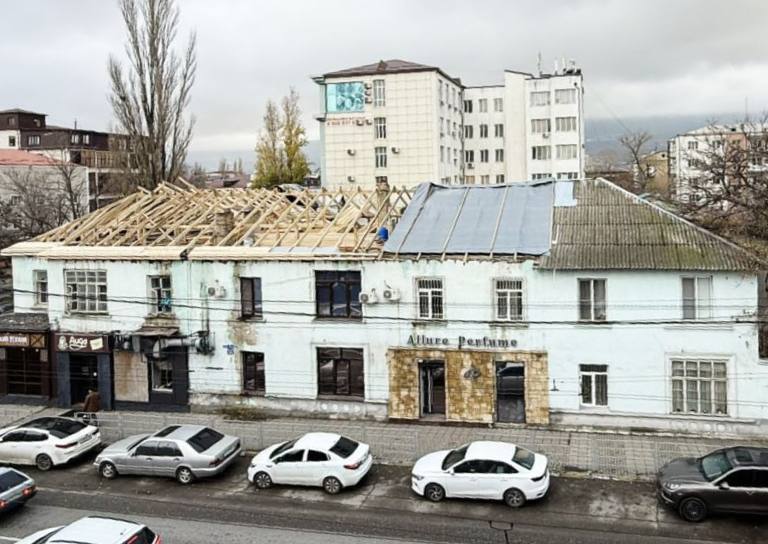 В Махачкале после демонтажа самостроя начался капитальный ремонт кровли и фасада В Махачкале после демонтажа самостроя начался капитальный ремонт кровли и фасада