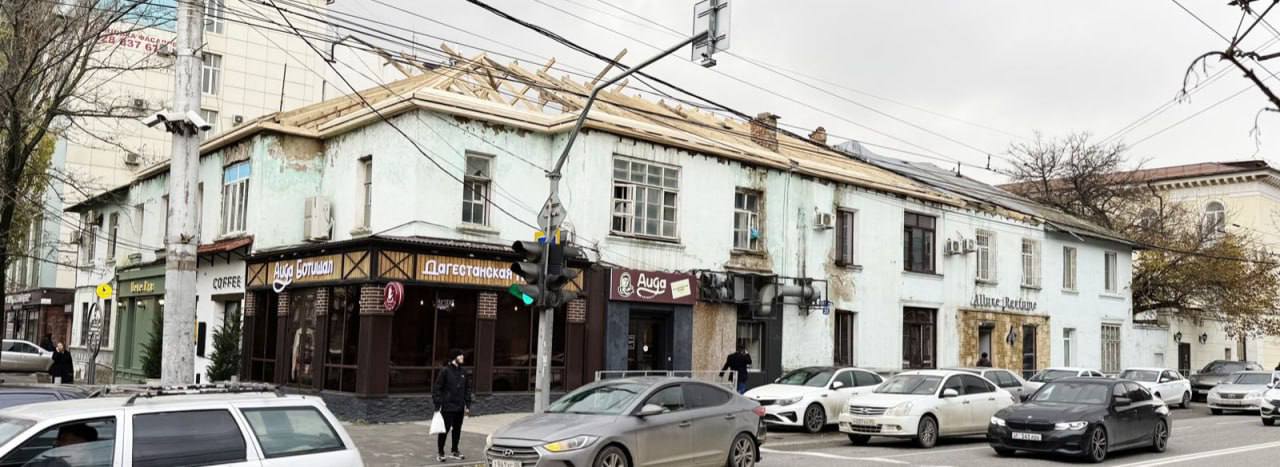 В Махачкале после демонтажа самостроя начался капитальный ремонт кровли и фасада