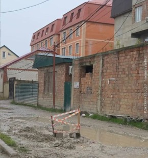 Жители пос. Семендер пожаловались, что на ул. Казбекова, 216 уже неделю происходила утечка питьевой воды