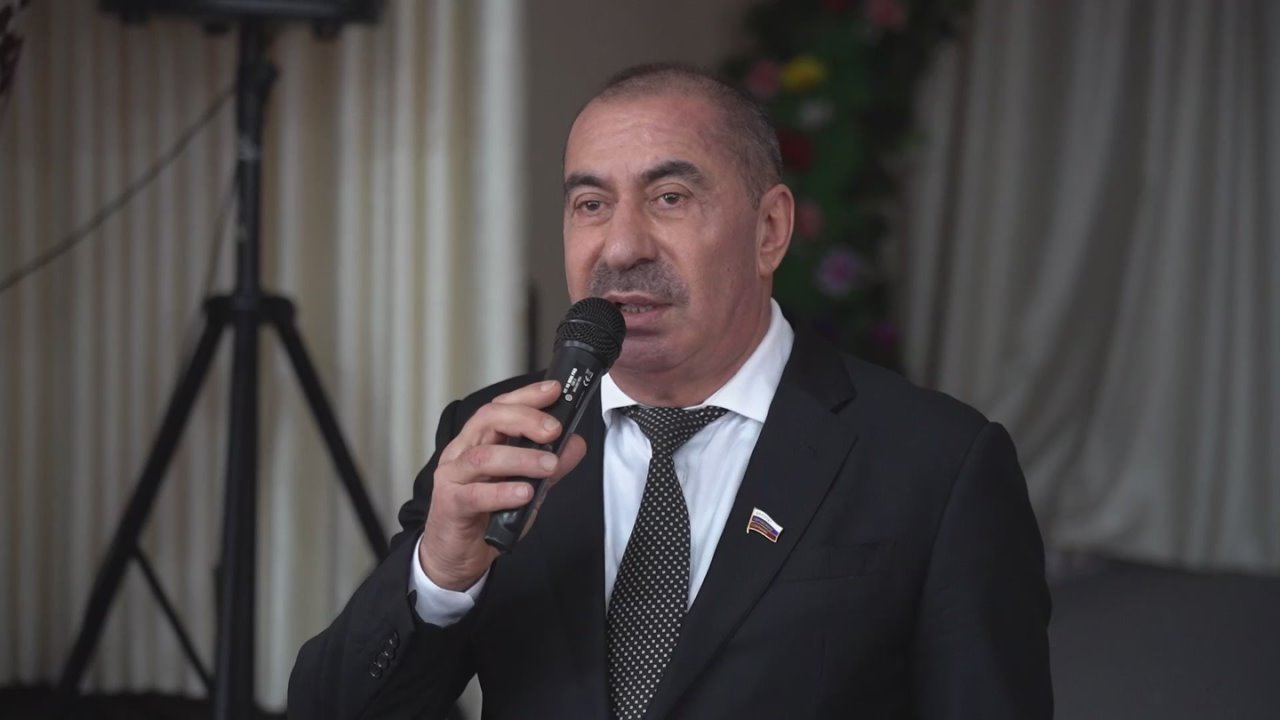 Сегодня, 10 декабря, в школе №4 г.Дербента открыли Парту Героя, посвящённую памяти Рамина Сабильевича Исмаилова, погибшего при исполнении воинского долга в зоне специальной военной операции