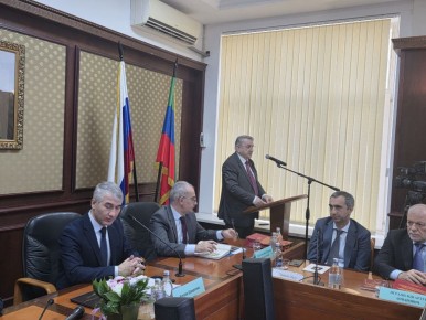 Выступившие далее депутат Народного Собрания РД Ильяс Мамаев, депутат Народного Собрания РД шестого созыва Гамидулах Магомедов, министр сельского хозяйства и продовольствия РД Шамиль Рамазанов, доктор биологических наук...