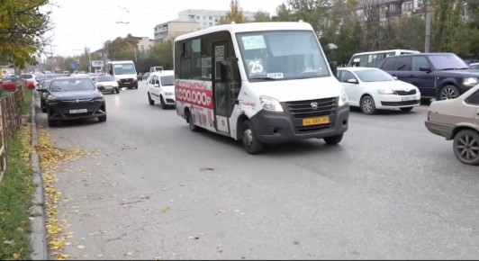 В Махачкале будут регулярно проводить рейды для пресечения парковки легковых автомобилей на остановках общественного транспорта