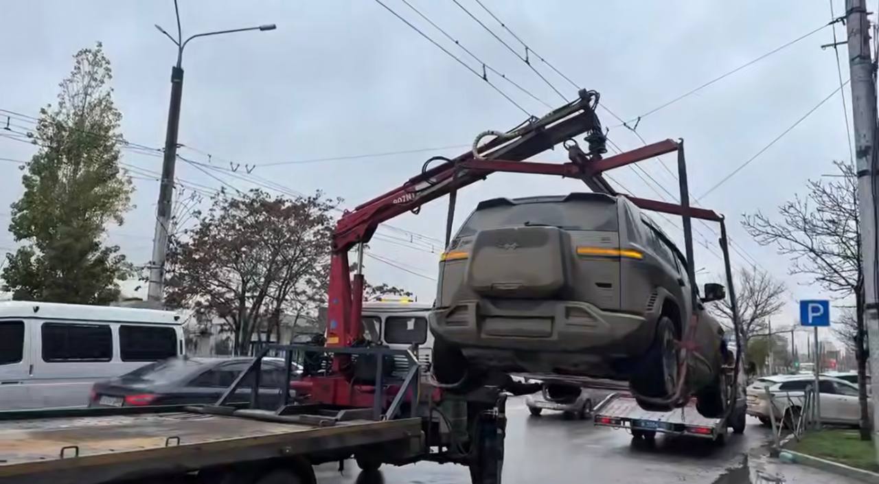 В Махачкале сегодня проводилась эвакуация машин, припаркованных в заездных «карманах» для общественного транспорта