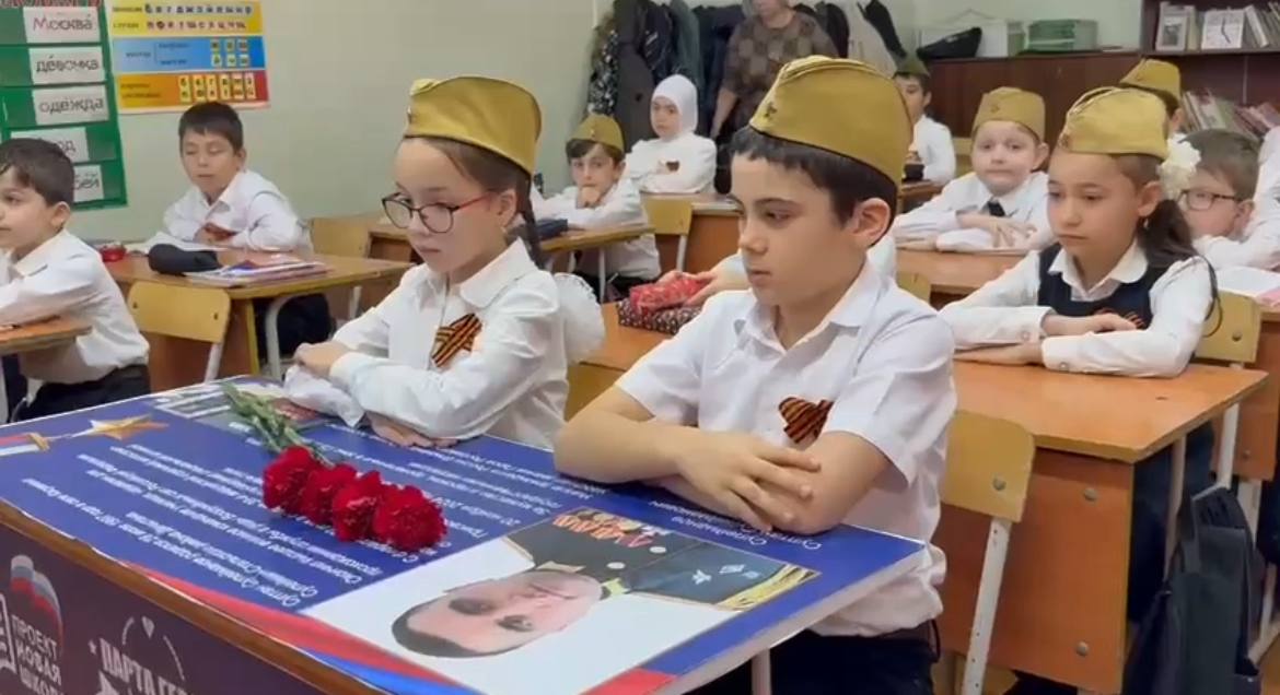 В махачкалинской гимназии №17 открыли «Парту Героя» в память о военнослужащем Султане Сулейманове