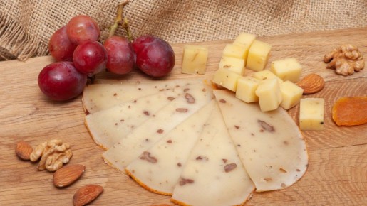 Не выбрасывайте заветренный сыр: вот какую вкуснятину из него можно приготовить