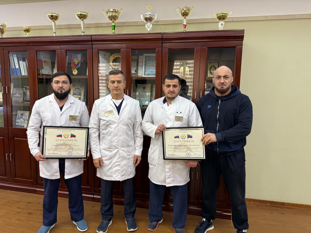 Президент Фонда развития спортивной борьбы «Мастера Ковра», капитан сборной Дагестана Ханипа Абдулаев вручил благодарственные грамоты врачу высшей категории, заслуженному врачу РД Гаджимураду Рамазанову, а также всему...