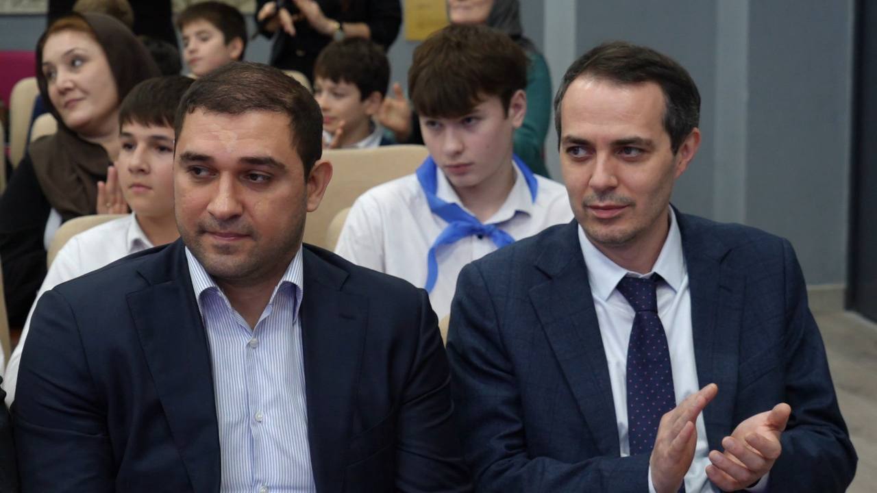 Активисты «Движения Первых» в Махачкале получили паспорта в преддверии Дня Конституции Активисты «Движения Первых» в Махачкале получили паспорта в преддверии Дня Конституции