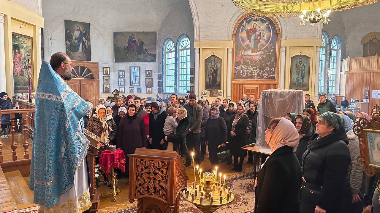 Праздничное богослужение в честь престольного дня Знаменского собора прошло в Хасавюрте Праздничное богослужение в честь престольного дня Знаменского собора прошло в Хасавюрте