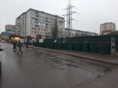 К нам поступило обращение о необходимости вывоза ТКО по улице Учительская, 18. Было зафиксировано значительное накопление мусора, доставляющее неудобства жителям ближайших домов