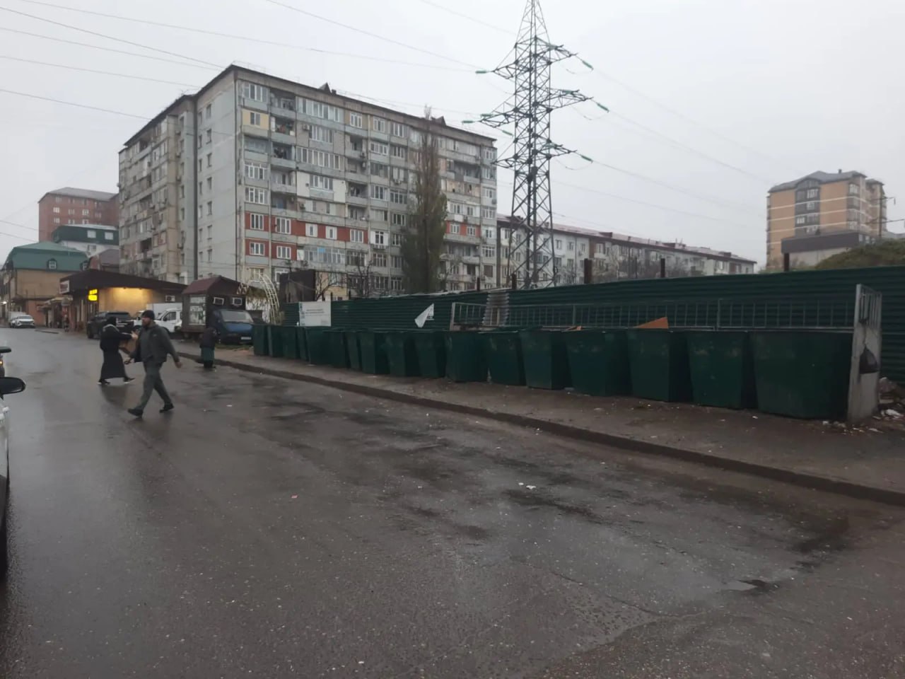 К нам поступило обращение о необходимости вывоза ТКО по улице Учительская, 18. Было зафиксировано значительное накопление мусора, доставляющее неудобства жителям ближайших домов