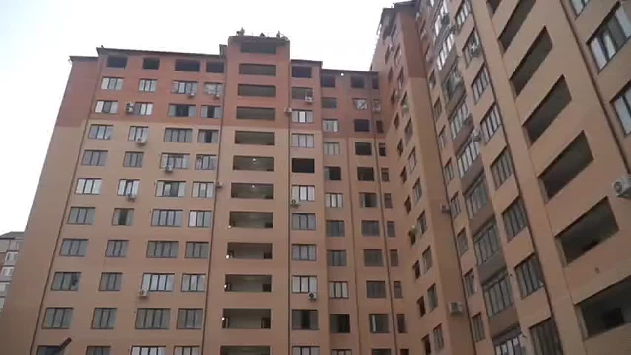 В Каспийске продолжается восстановление кровли пострадавшего дома