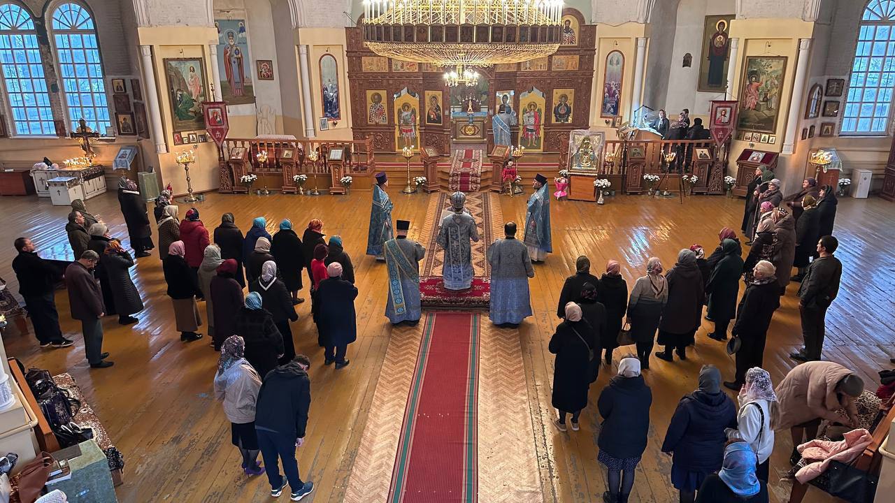 Праздничное богослужение в честь престольного дня Знаменского собора прошло в Хасавюрте