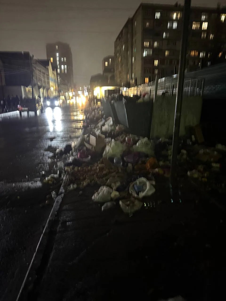 К нам поступило обращение о необходимости вывоза ТКО по улице Учительская, 18. Было зафиксировано значительное накопление мусора, доставляющее неудобства жителям ближайших домов К нам поступило обращение о необходимости вывоза ТКО по улице Учительская, 18. Было зафиксировано значительное накопление мусора, доставляющее неудобства жителям ближайших домов