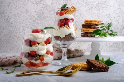 Трайфл с ягодами и взбитыми сливками: простой рецепт для непринужденного десерта