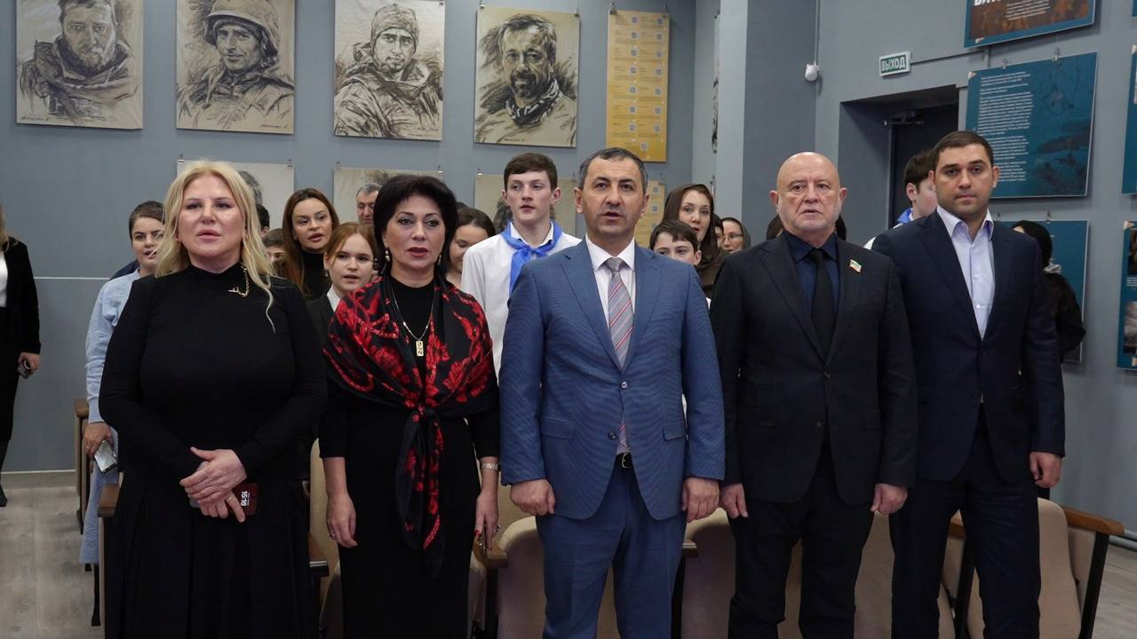 Активисты «Движения Первых» в Махачкале получили паспорта в преддверии Дня Конституции Активисты «Движения Первых» в Махачкале получили паспорта в преддверии Дня Конституции