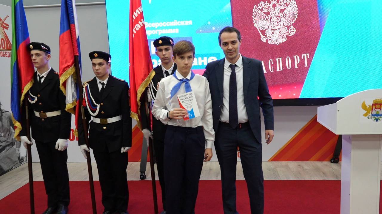 Активисты «Движения Первых» в Махачкале получили паспорта в преддверии Дня Конституции Активисты «Движения Первых» в Махачкале получили паспорта в преддверии Дня Конституции