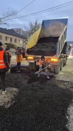 В Махачкале в эти минуты бригада рабочих устраняет