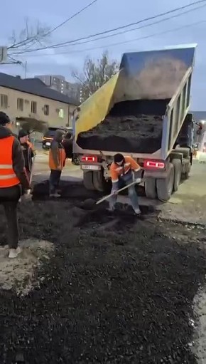 В эти минуты специалисты МБУ «Благоустройство» проводят дорожные работы по устранению локальных разрушений асфальтобетонного покрытия на пересечении ул. Гамидова и пр. И. Шамиля