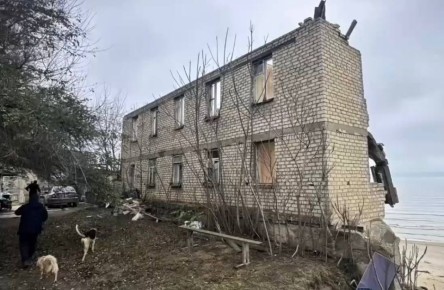 В Махачкале снесли самовольный капитальный объект, возведённый на муниципальной территории на берегу Каспийского моря в микрорайоне Карман-6